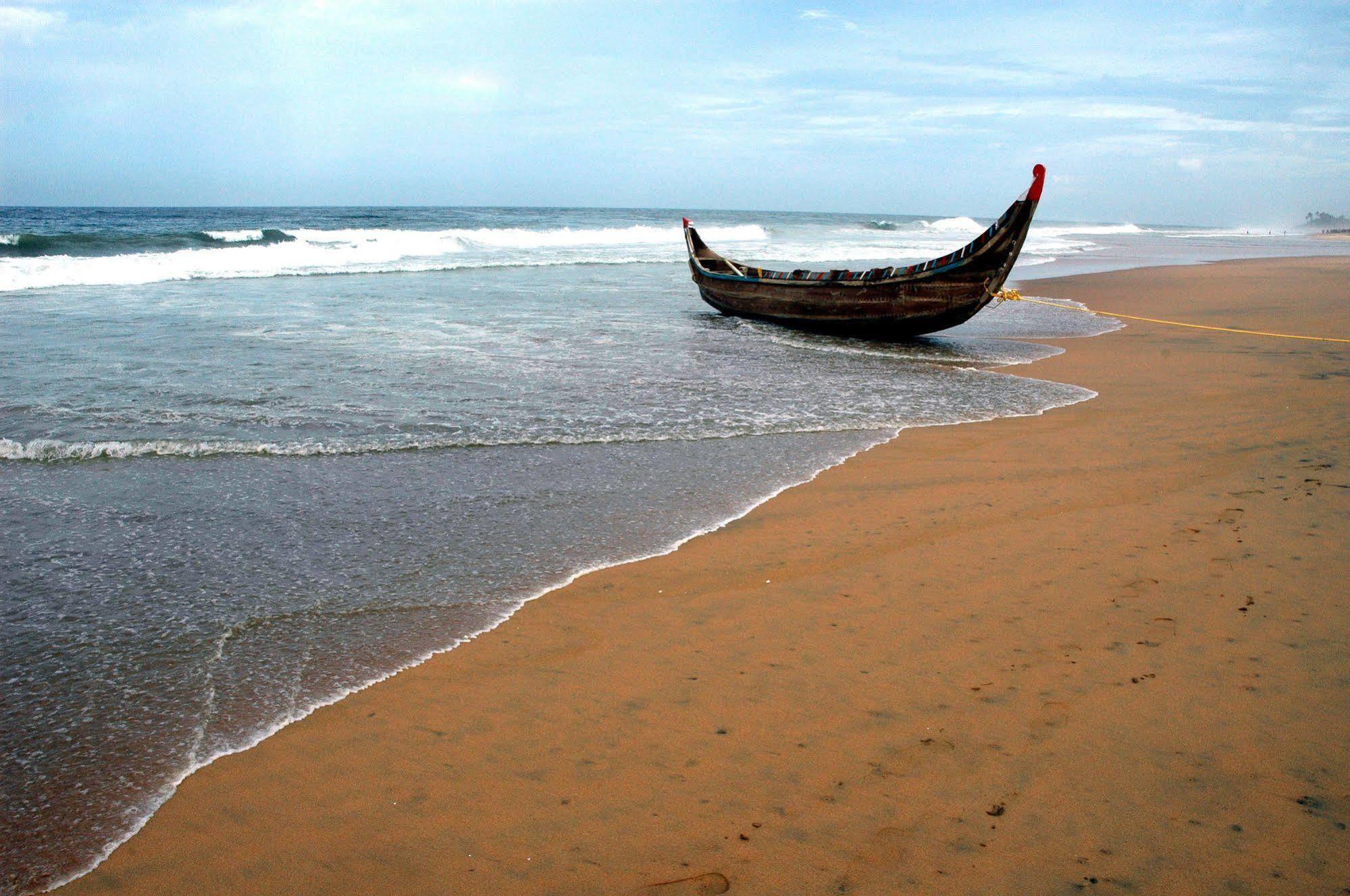 Beach And Lake Ayurvedic Resort, Kovalam Esterno foto